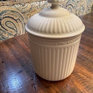 Mikasa Italian Countryside Ceramic Piece w/lid in Cream